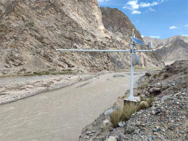 青海省海西州那棱格勒河水利樞紐工程雷達(dá)流量計的應(yīng)用現(xiàn)場圖