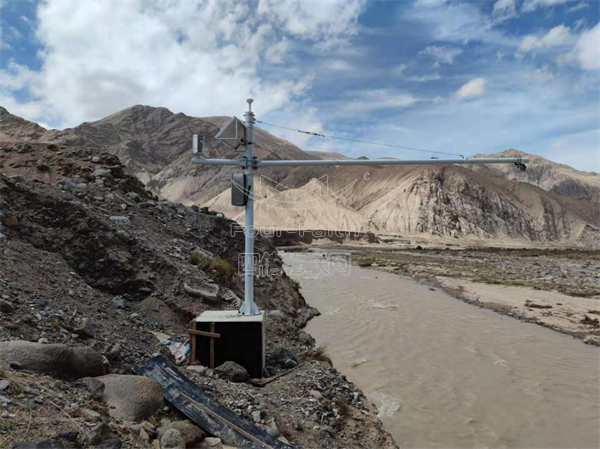 青海省海西州那棱格勒河水利樞紐工程雨量筒及遙測終端機(jī)的應(yīng)用現(xiàn)場圖